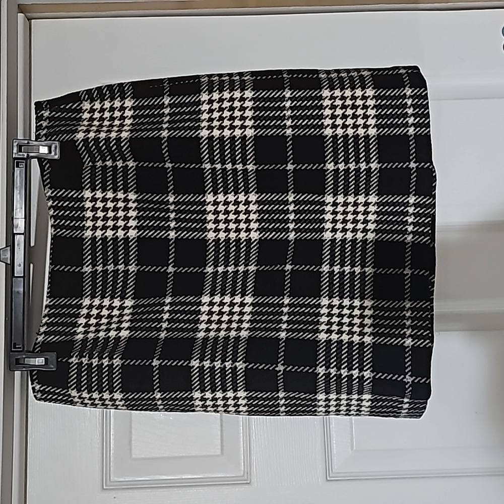 Eddie Bauer, size 14, black and cream skirt